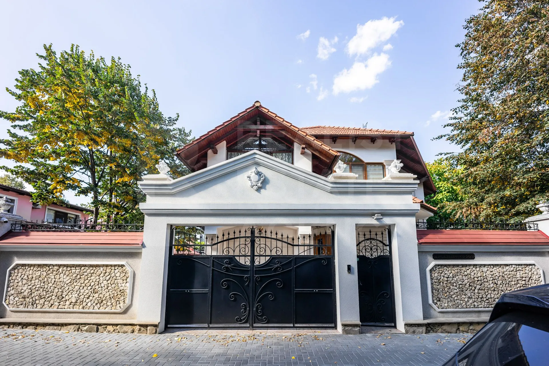 3-этажный дом, 5 комнат, 380 м² — Изображение 1