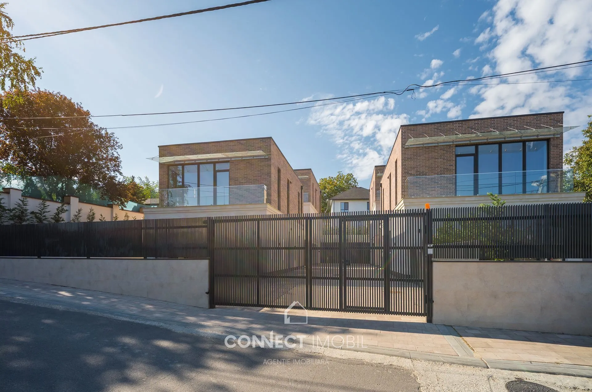 3-этажный дом, 3 комнаты, 180 м² — Изображение 1