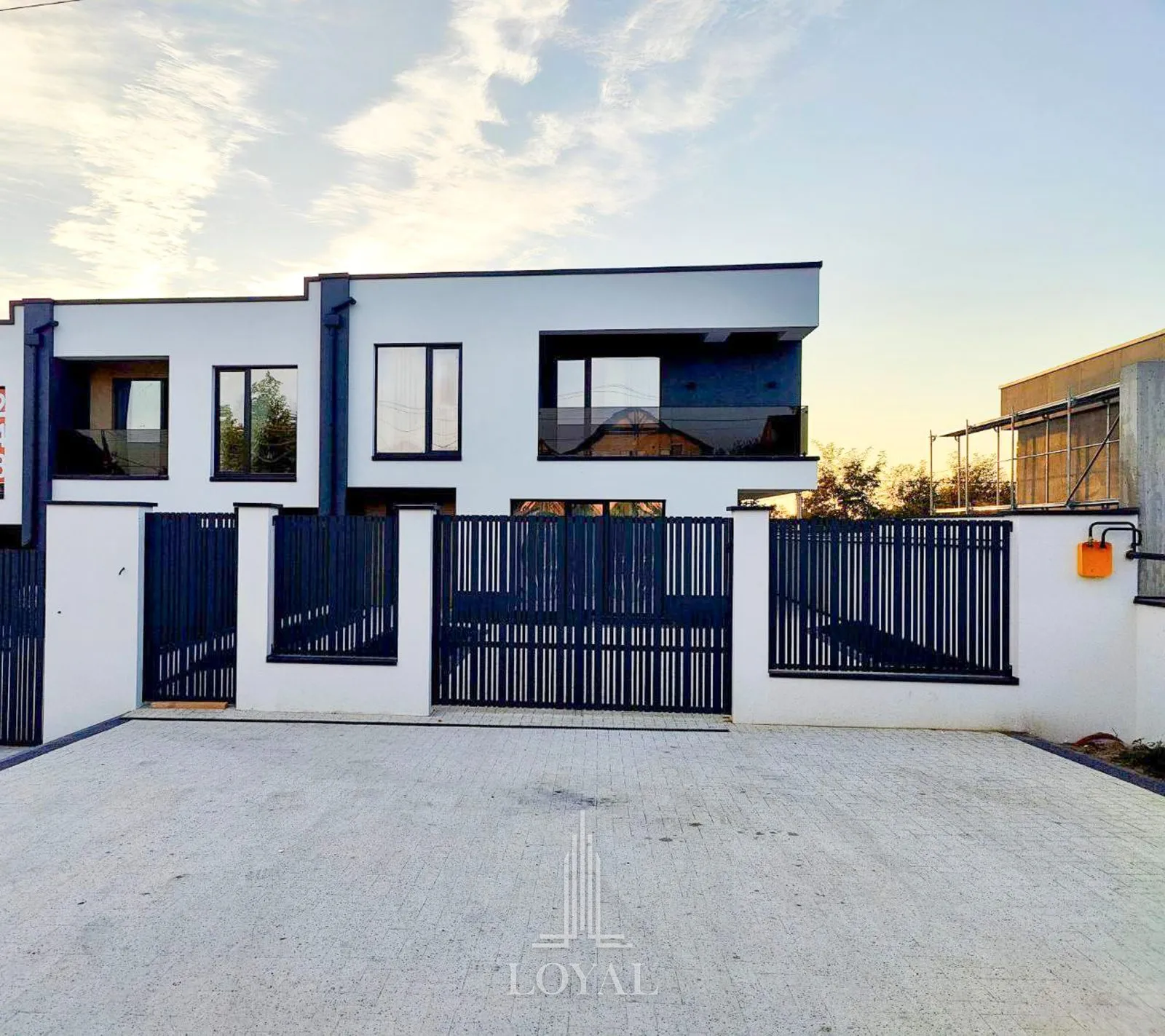3-этажный дом, 3 комнаты, 220 м² — Изображение 1
