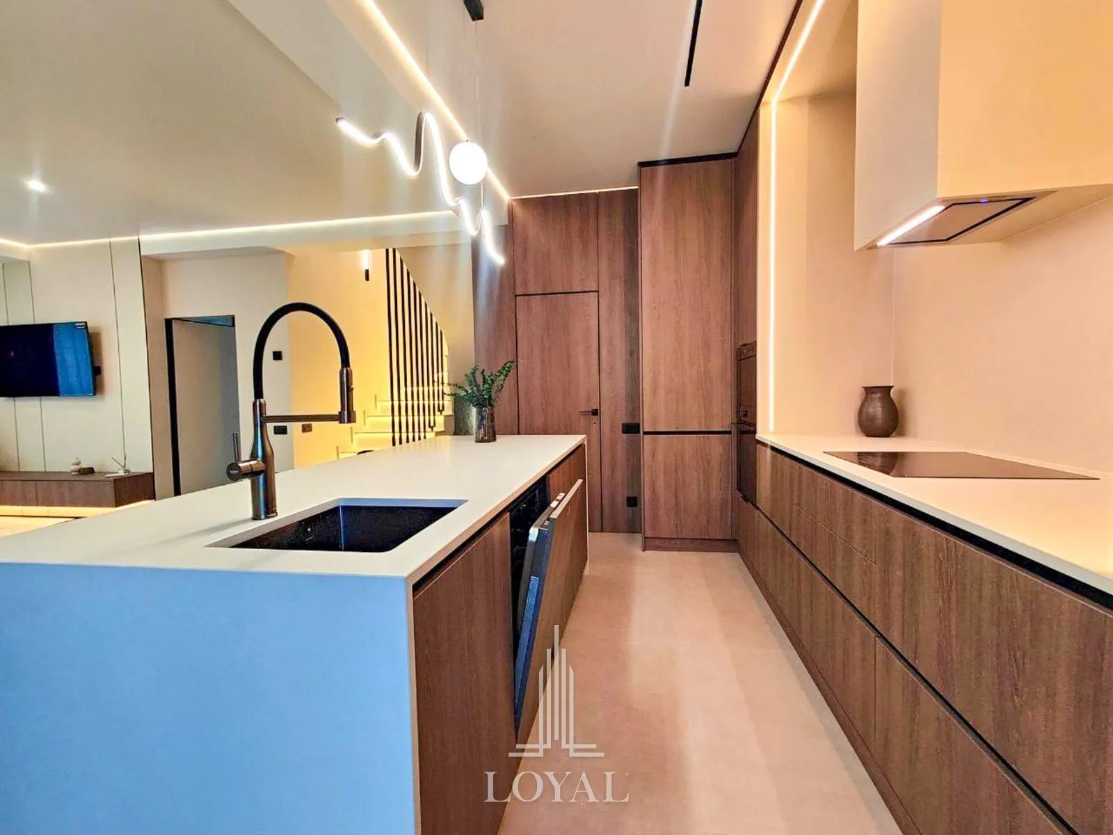 3-этажный дом, 3 комнаты, 220 м² — Изображение 2