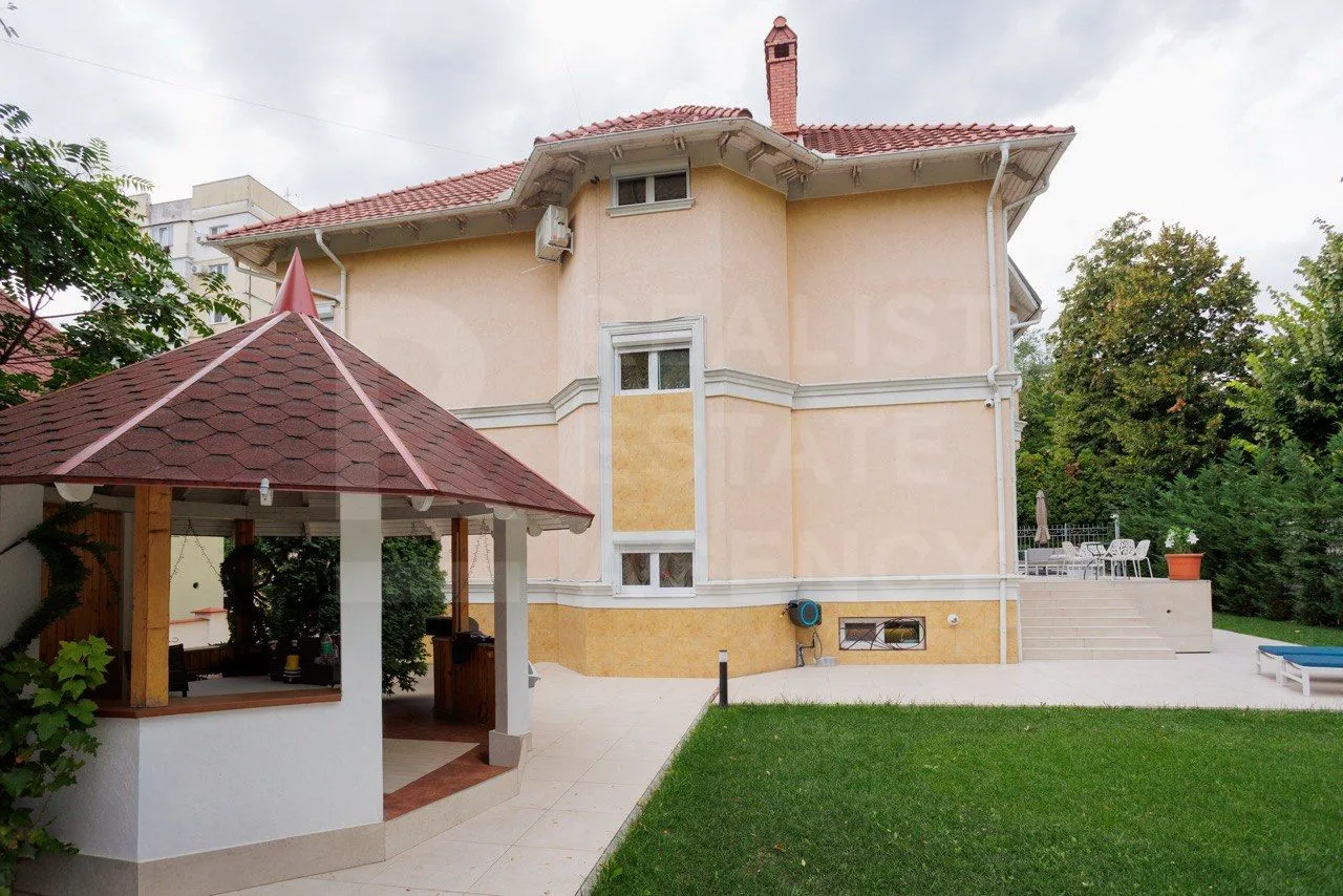 3-этажный дом, 4 комнаты, 400 м² — Изображение 1