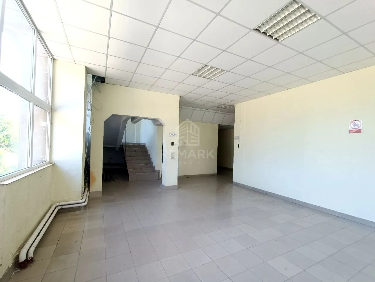 Spațiu comercial, 3 000 m² — Imagine 2