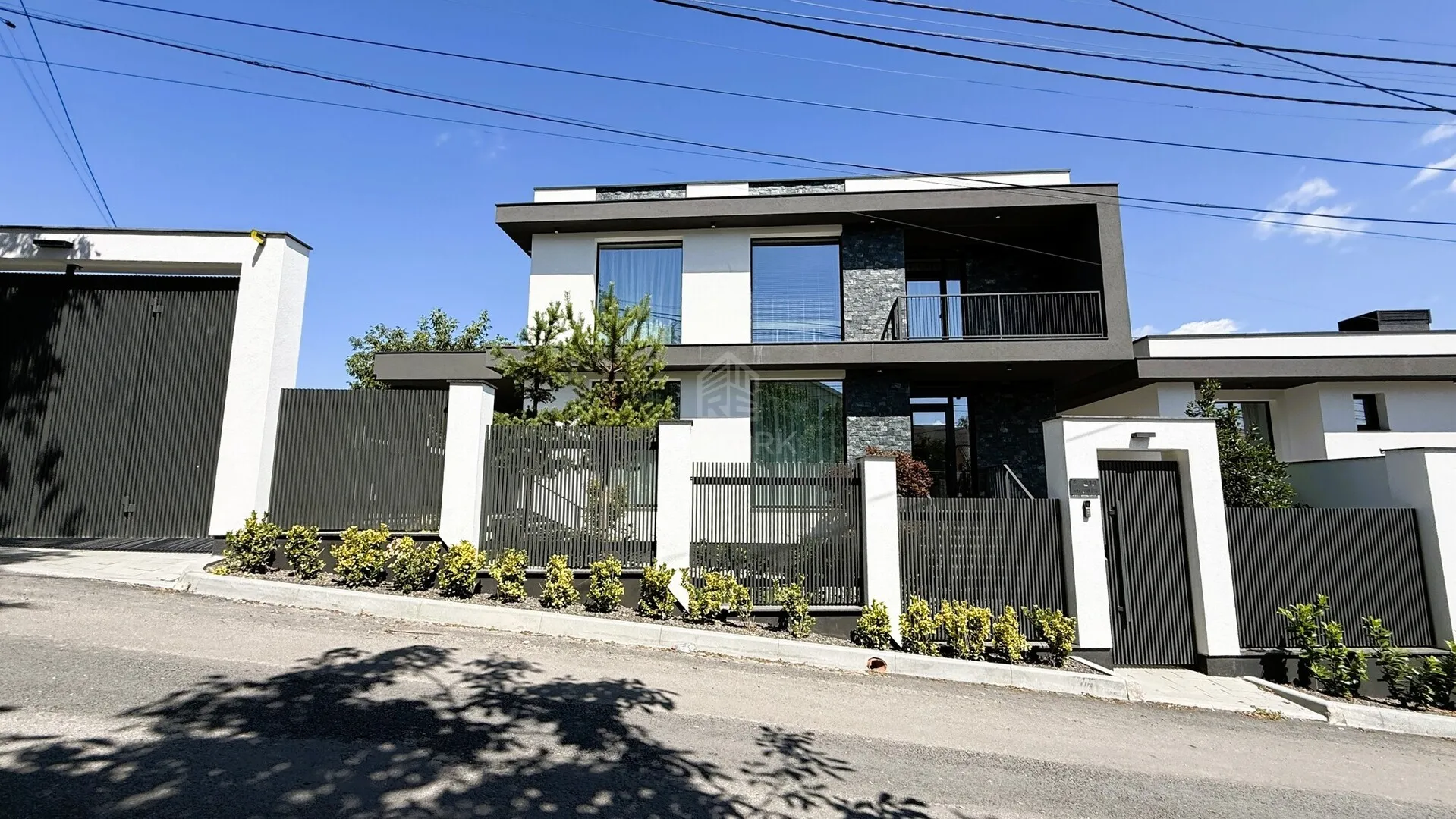 2-etaje casă, 3 camere, 300 m² — Imagine 1