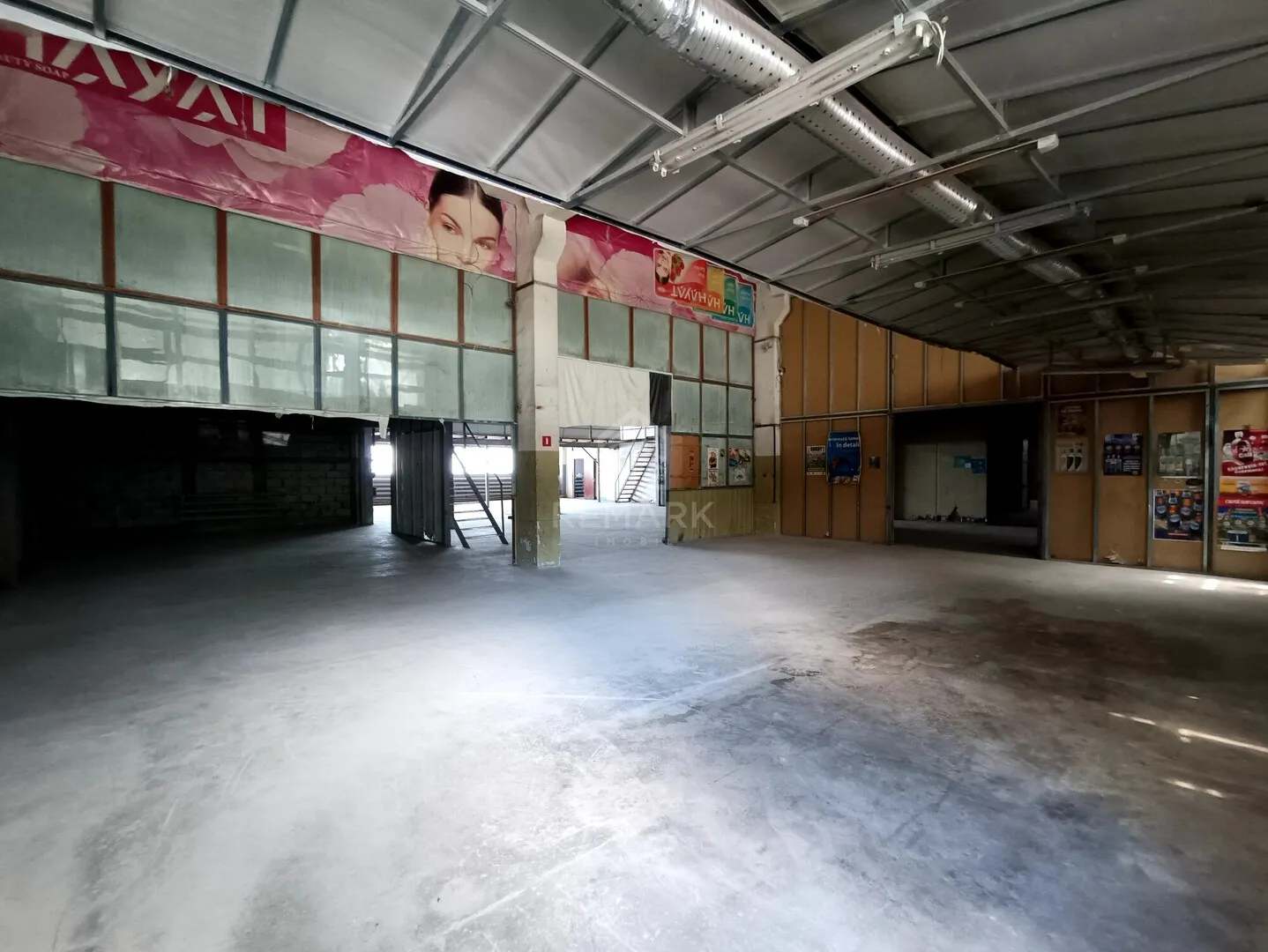 Spațiu comercial, 1 000 m² — Imagine 1