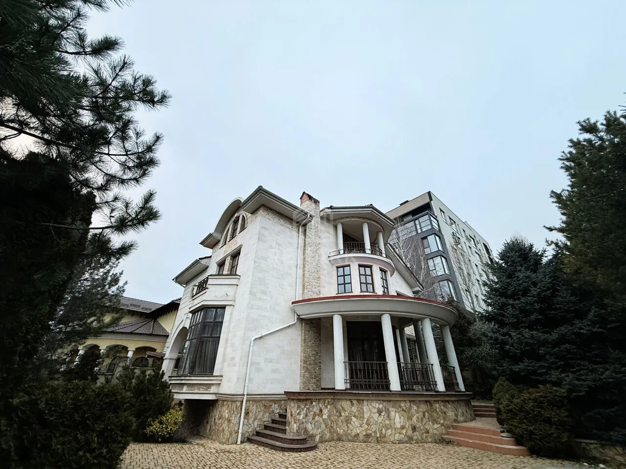3-этажный дом, 6 комнат, 400 м² — Изображение 1