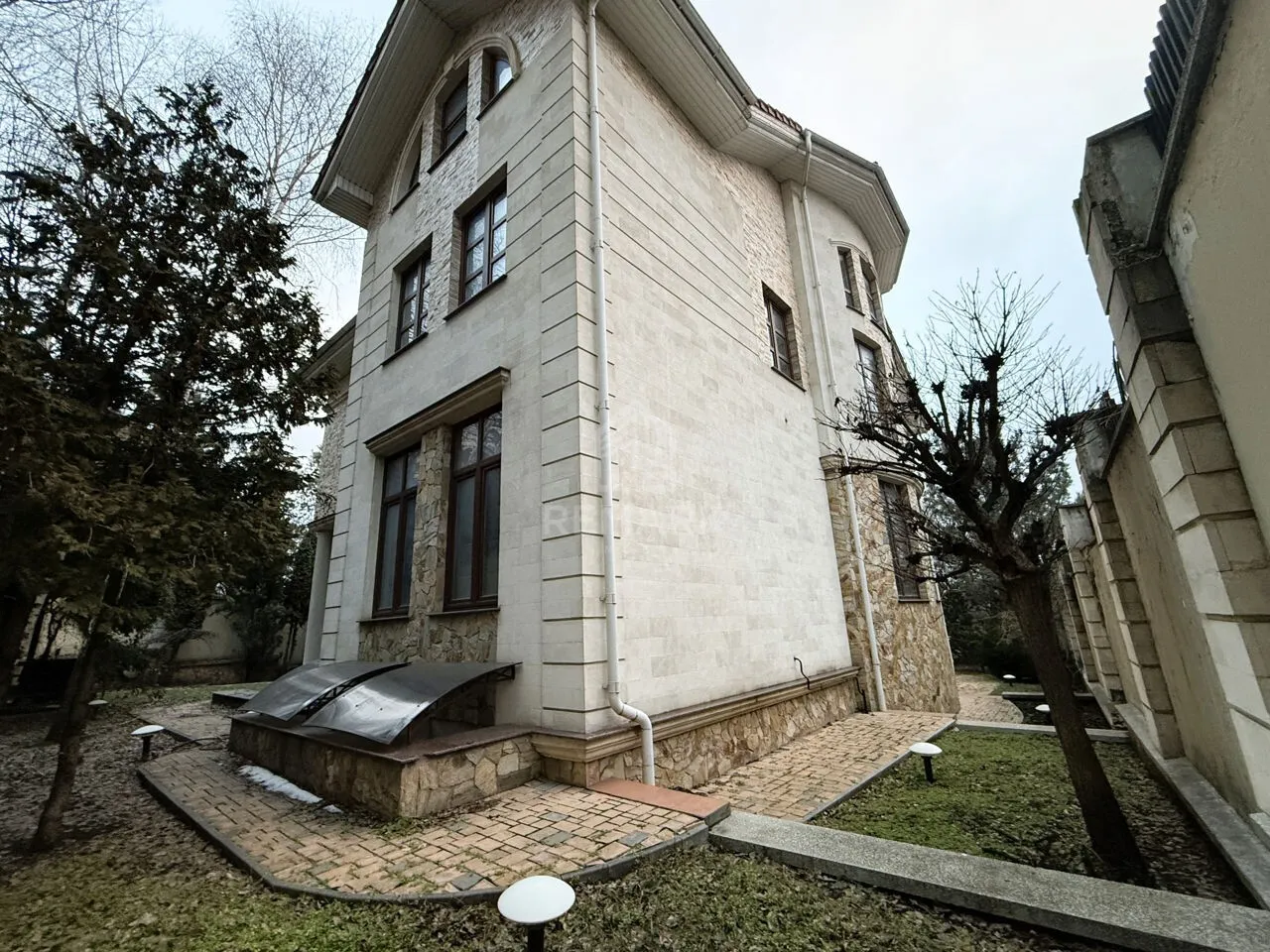 3-etaje casă, 6 camere, 400 m² — Imagine 2