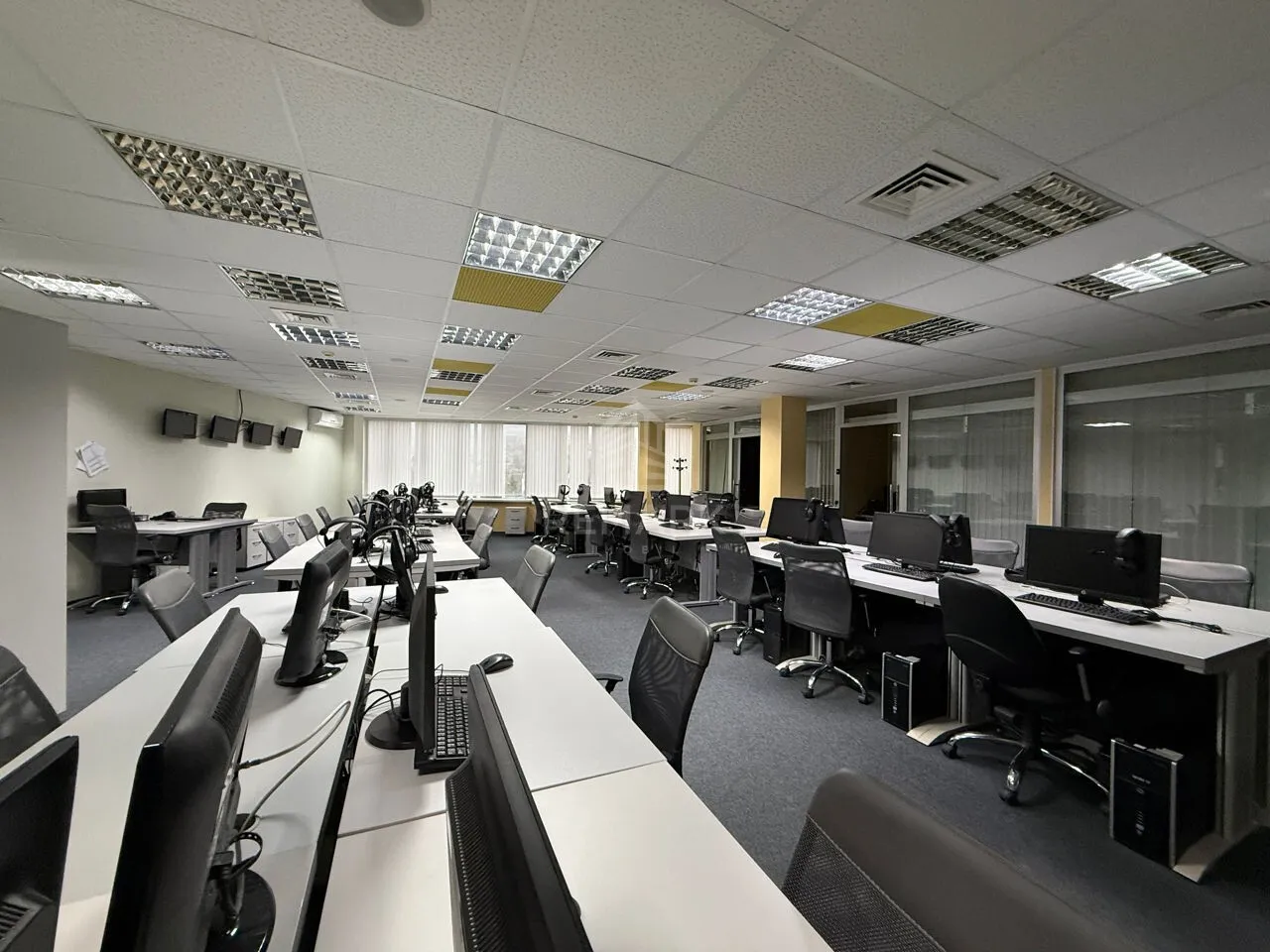 Commercial space, 1 200 m² — Image 1