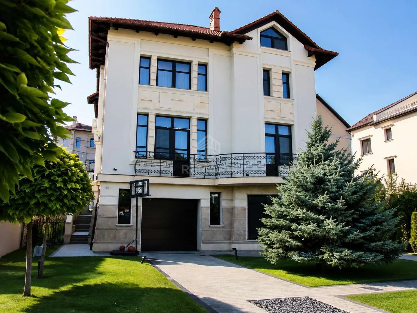3-floor house, 4 rooms, 400 m² — Image 1
