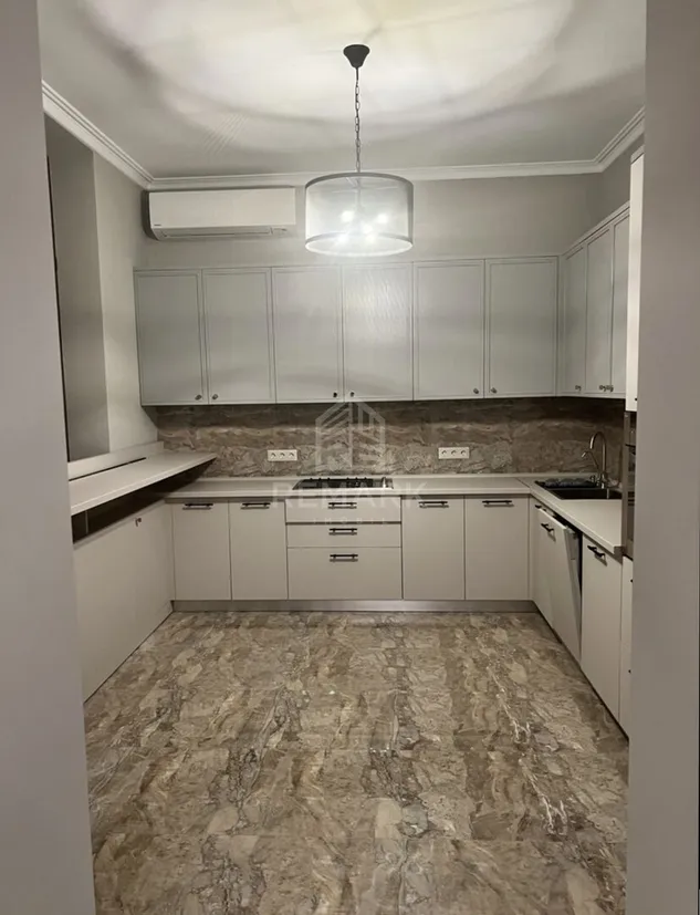 3-floor house, 4 rooms, 400 m² — Image 2