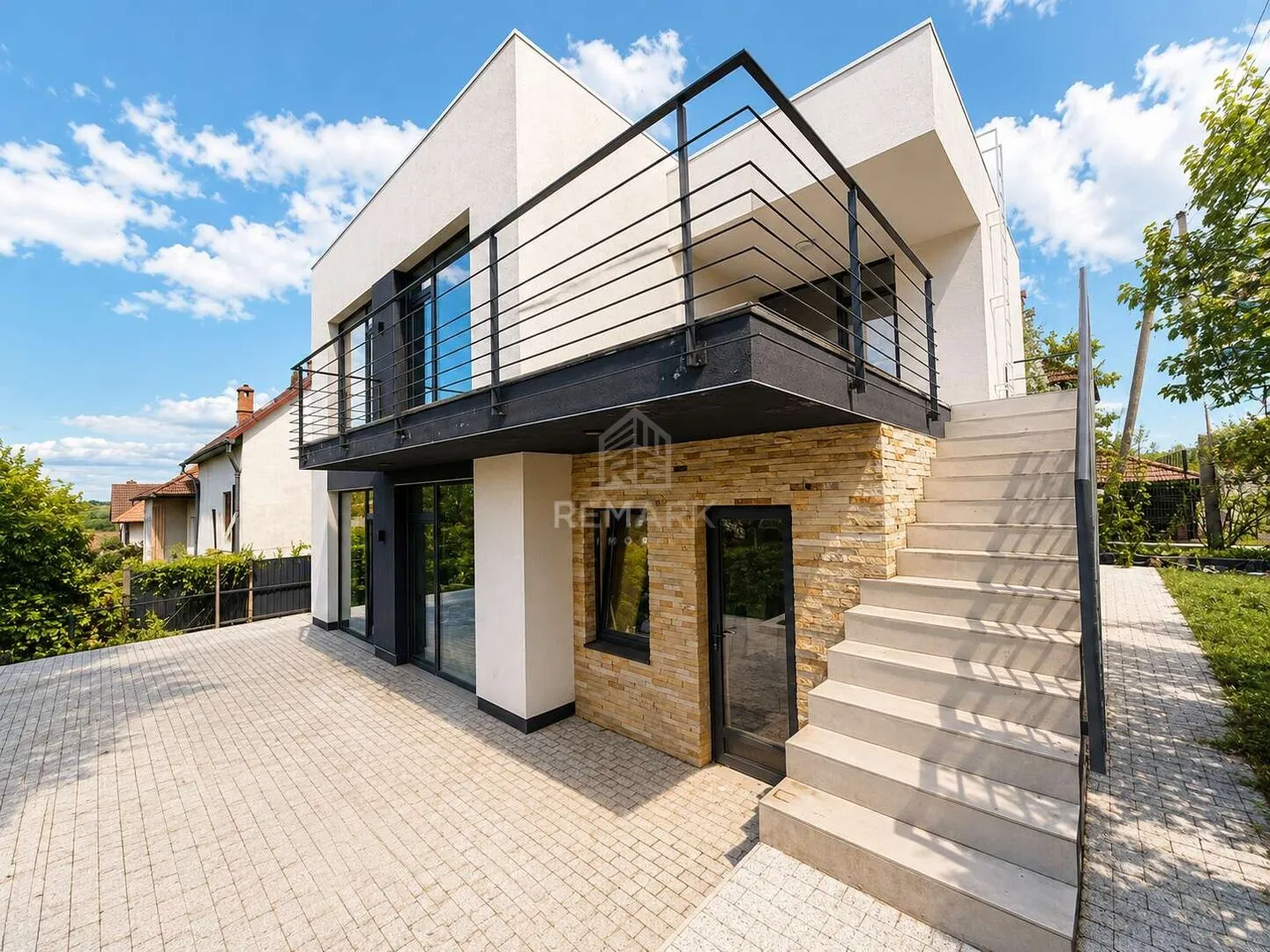 3-этажный дом, 4 комнаты, 300 м² — Изображение 2