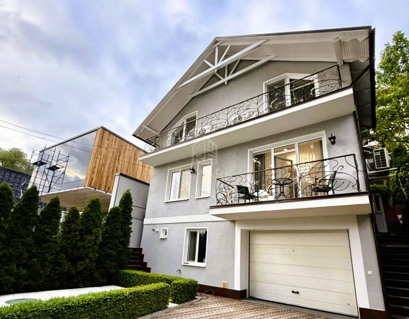 3-etaje casă, 5 camere, 230 m² — Imagine 1