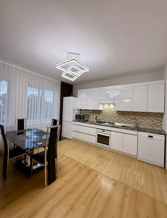 3-etaje casă, 5 camere, 230 m² — Imagine 2
