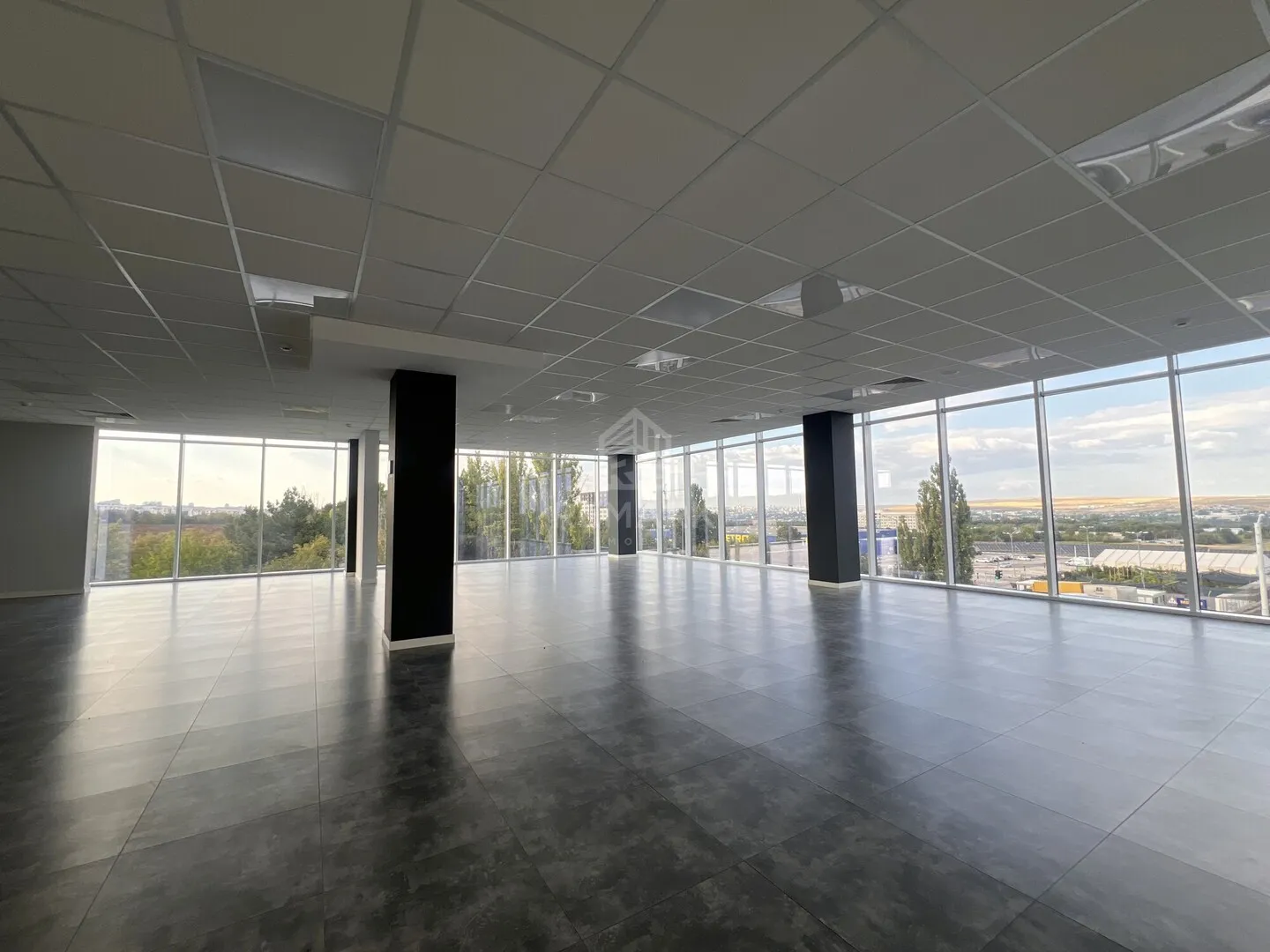 Birou, 2 083 m² — Imagine 1
