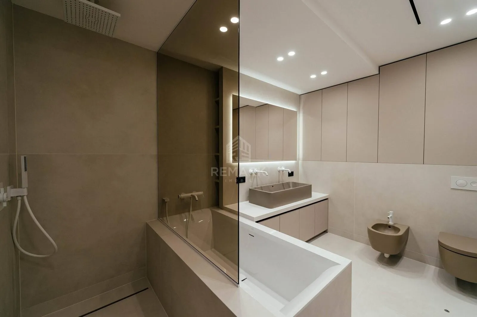 3-этажный дом, 4 комнаты, 240 м² — Изображение 4