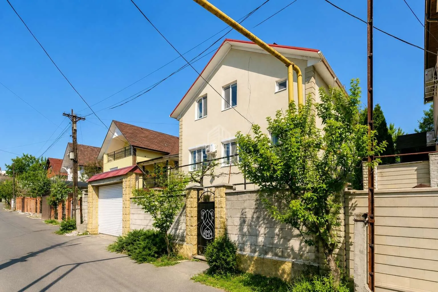 3-этажный дом, 3 комнаты, 180 м² — Изображение 1