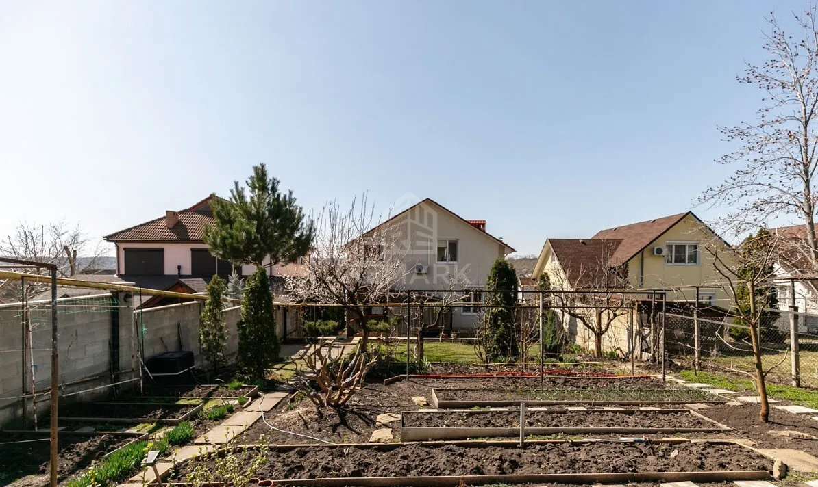 3-floor house, 3 rooms, 180 m² — Image 3