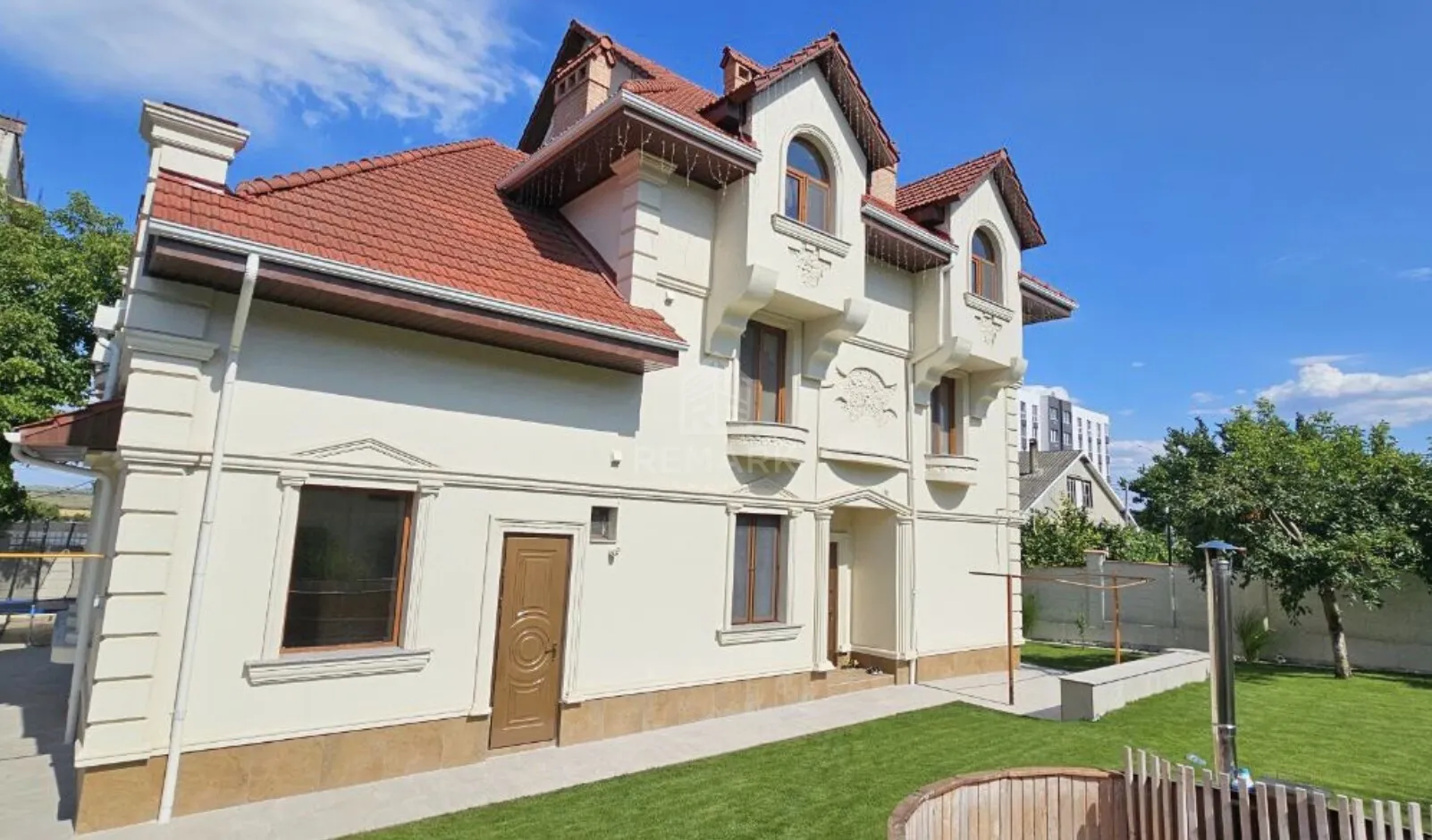 3-этажный дом, 4 комнаты, 300 м² — Изображение 1