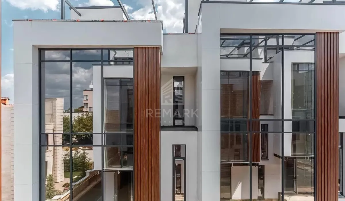3-этажный дом, 4 комнаты, 230 м² — Изображение 1