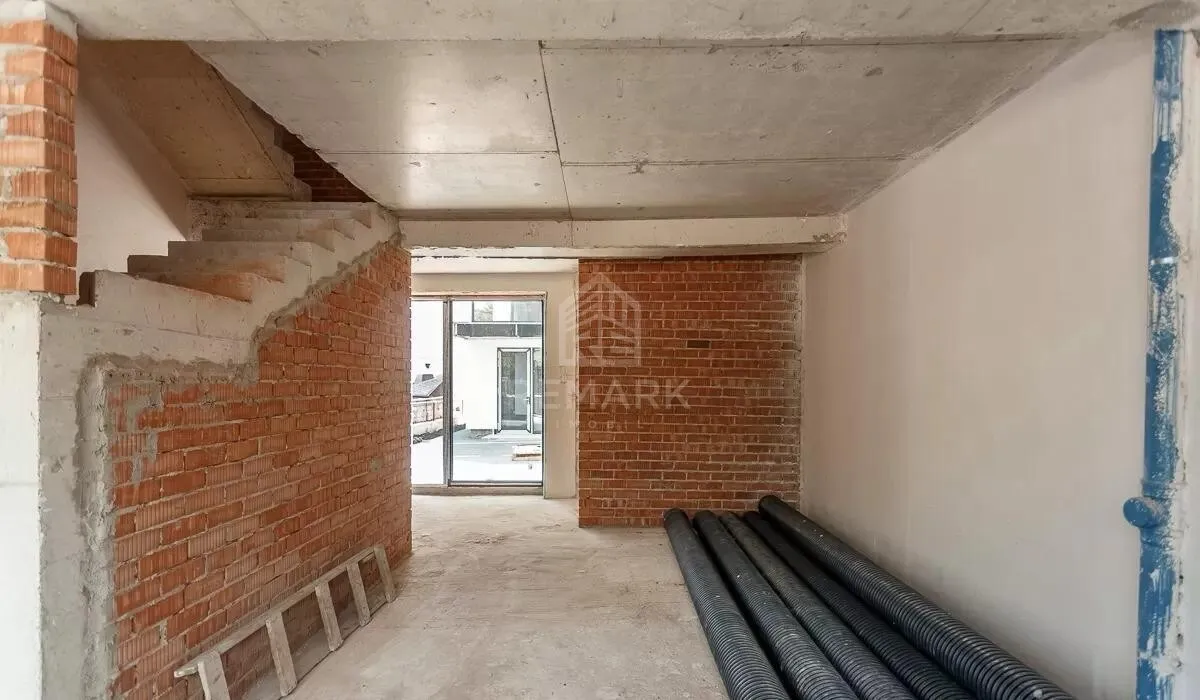 3-этажный дом, 4 комнаты, 230 м² — Изображение 2