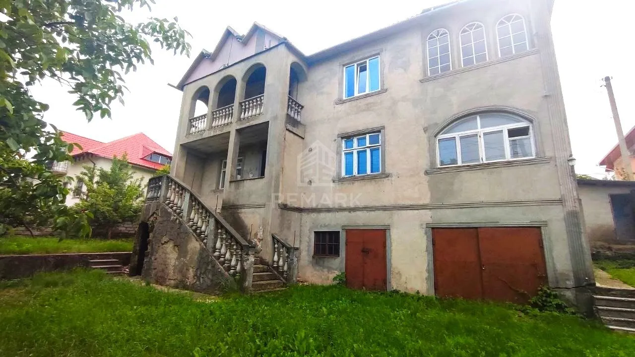 3-этажный дом, 4 комнаты, 455 м² — Изображение 1
