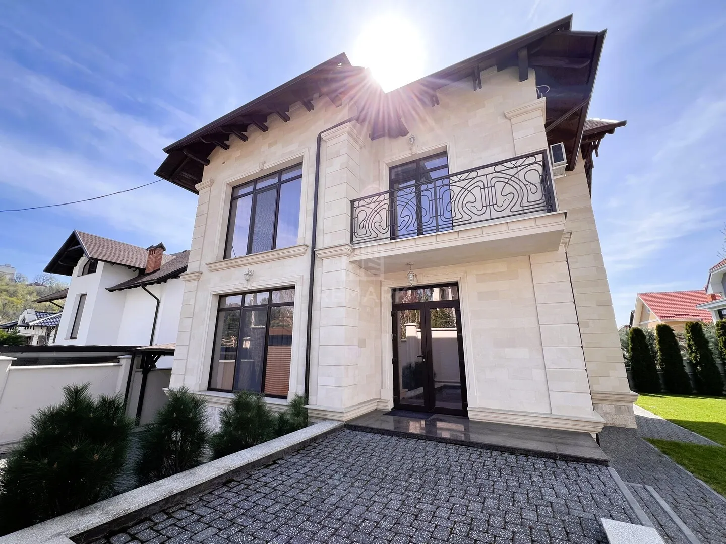 2-этажный дом, 3 комнаты, 240 м² — Изображение 1
