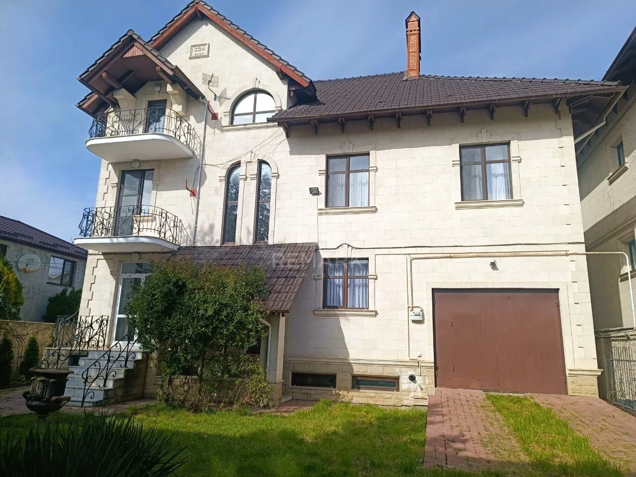 3-этажный дом, 4 комнаты, 430 м² — Изображение 1