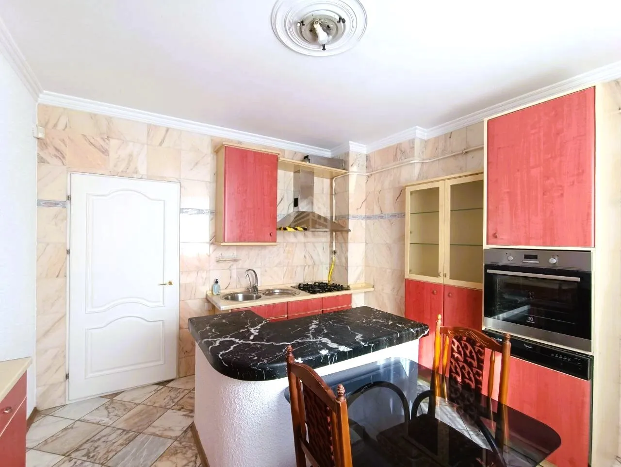 3-этажный дом, 4 комнаты, 430 м² — Изображение 2