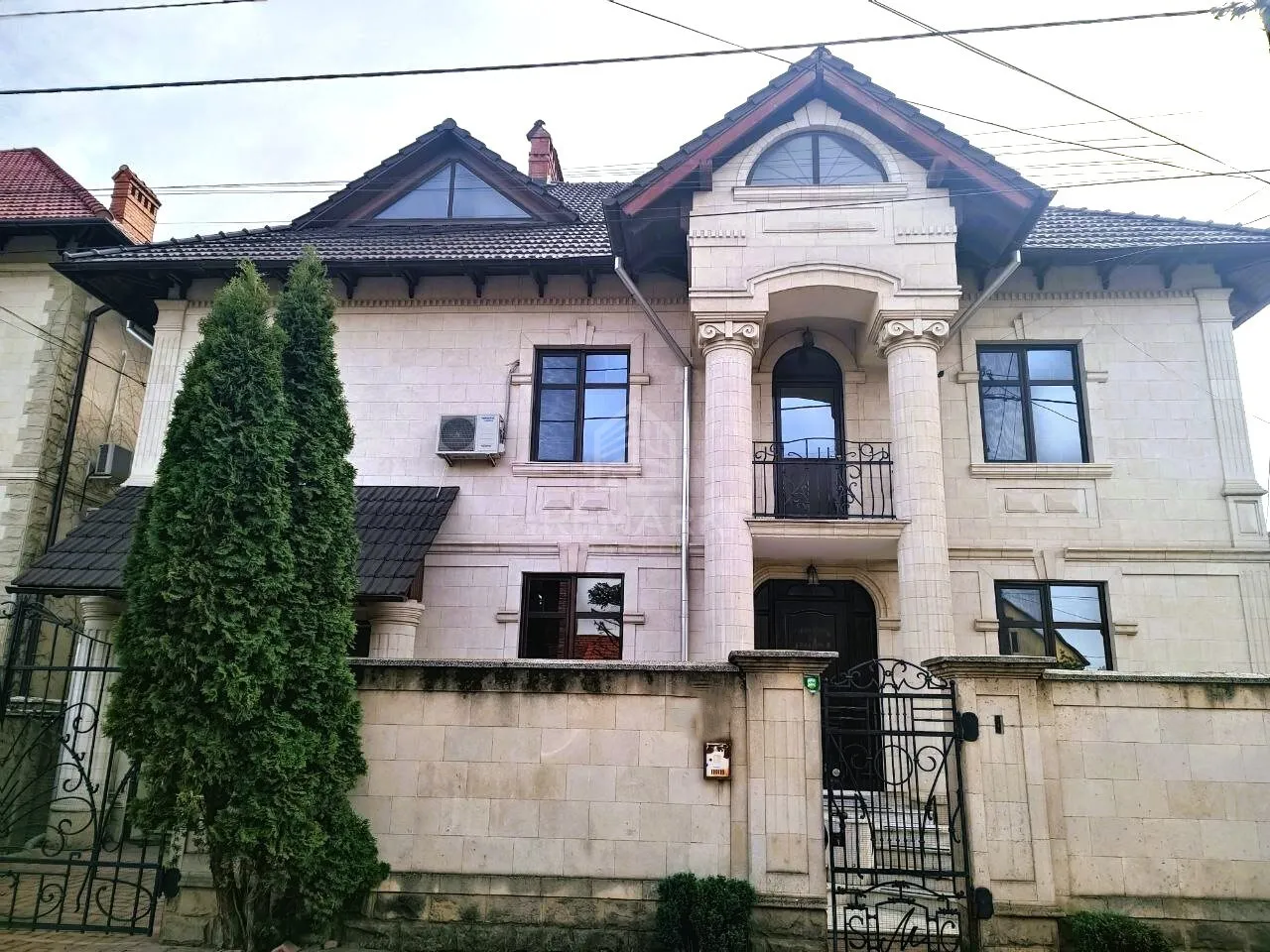 3-этажный дом, 4 комнаты, 430 м² — Изображение 1