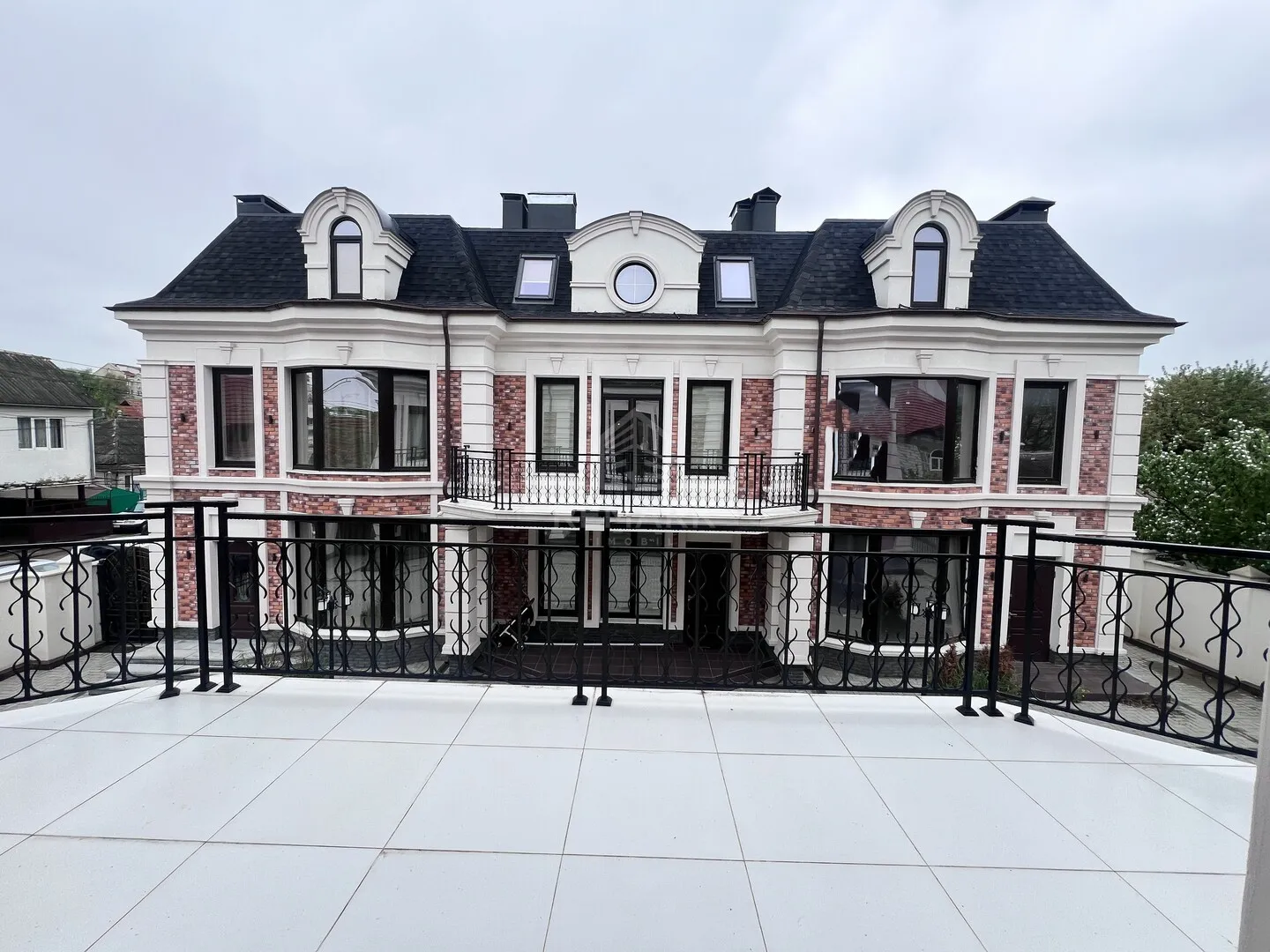 2-etaje casă, 4 camere, 200 m² — Imagine 1