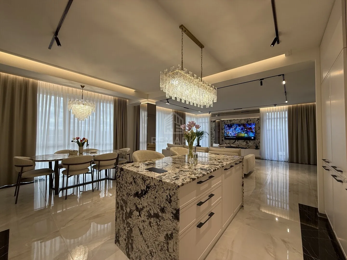 2-etaje casă, 4 camere, 230 m² — Imagine 2