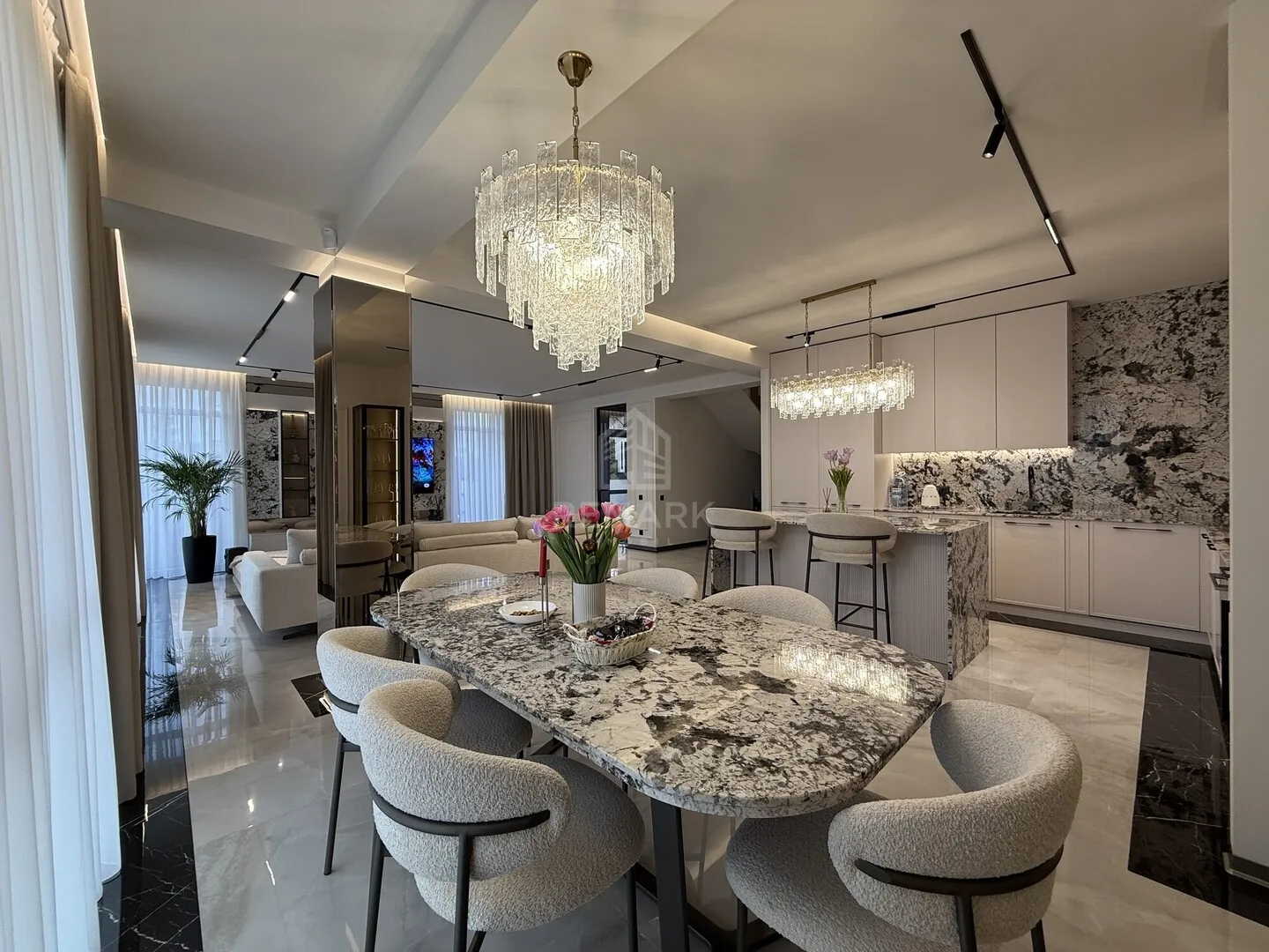2-etaje casă, 4 camere, 230 m² — Imagine 4