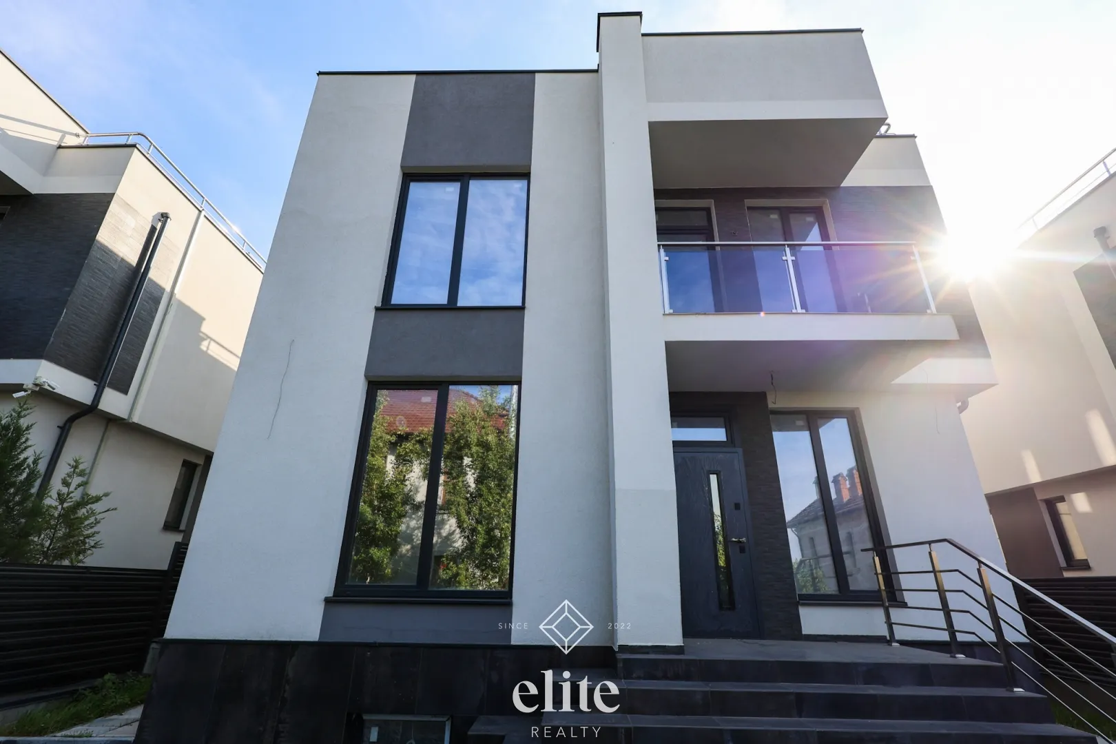3-этажный дом, 4 комнаты, 215 м² — Изображение 1
