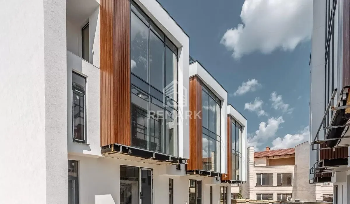 3-etaje casă, 4 camere, 230 m² — Imagine 1