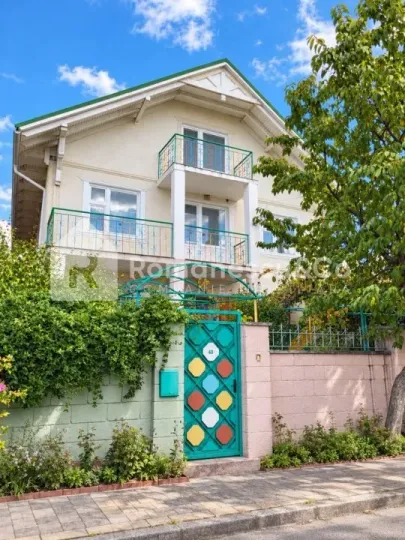 3-etaje casă, 4 camere, 220 m² — Imagine 1