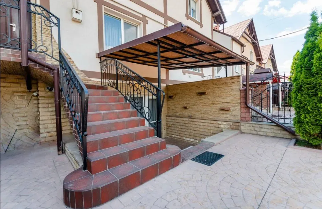 3-этажный дом, 4 комнаты, 210 м² — Изображение 1