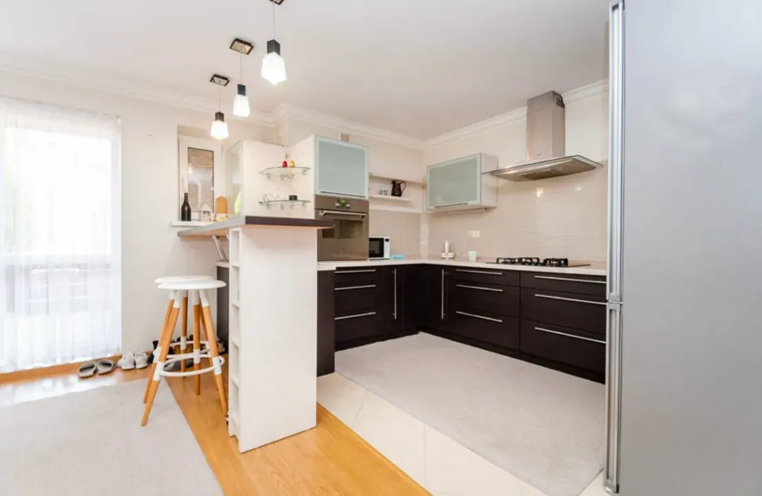 3-этажный дом, 4 комнаты, 210 м² — Изображение 2